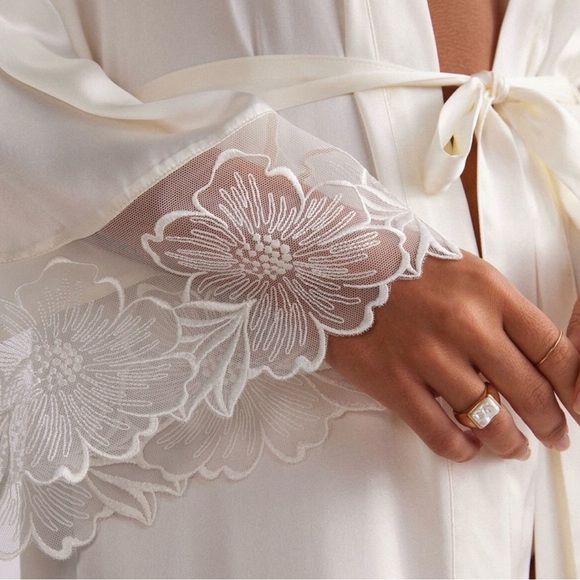 Intimissimi Cream Lace-Trimmed Robe size S/M - Picture 4 of 14